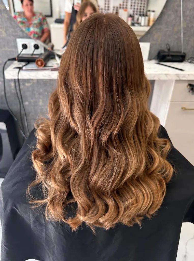 Glanzende golven na een balayage in de studio